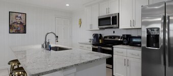 Brand new*Walk to Graceland*Sleeps 10*