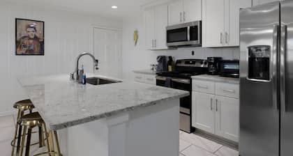 Brand new*Walk to Graceland*Sleeps 10*
