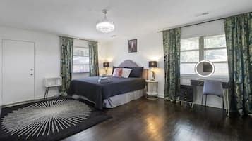 3 bedrooms, desk, iron/ironing board, free WiFi