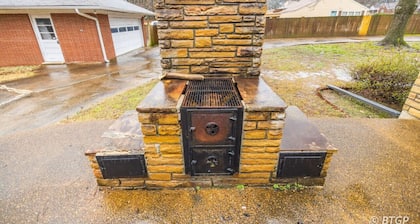 Brand new*Walk to Graceland*Sleeps 10*