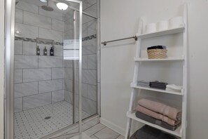 Secador de cabelo, toalhas de banho