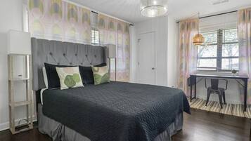 2 quartos, escrivaninha, ferros/tábuas de passar roupa