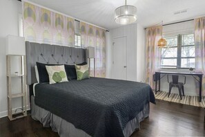 2 quartos, escrivaninha, ferros/tábuas de passar roupa