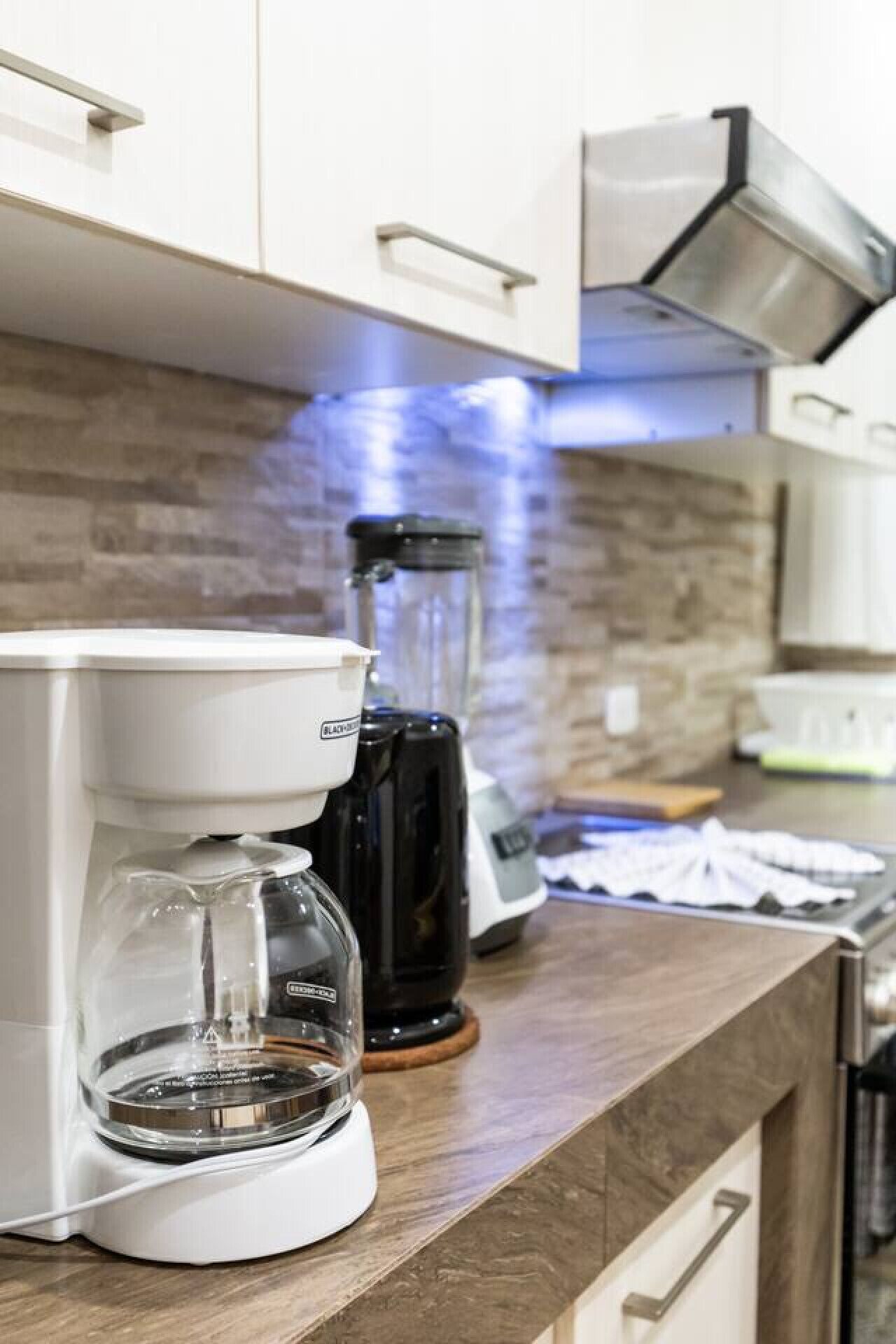 Een koelkast, een magnetron, een oven, een kookplaat