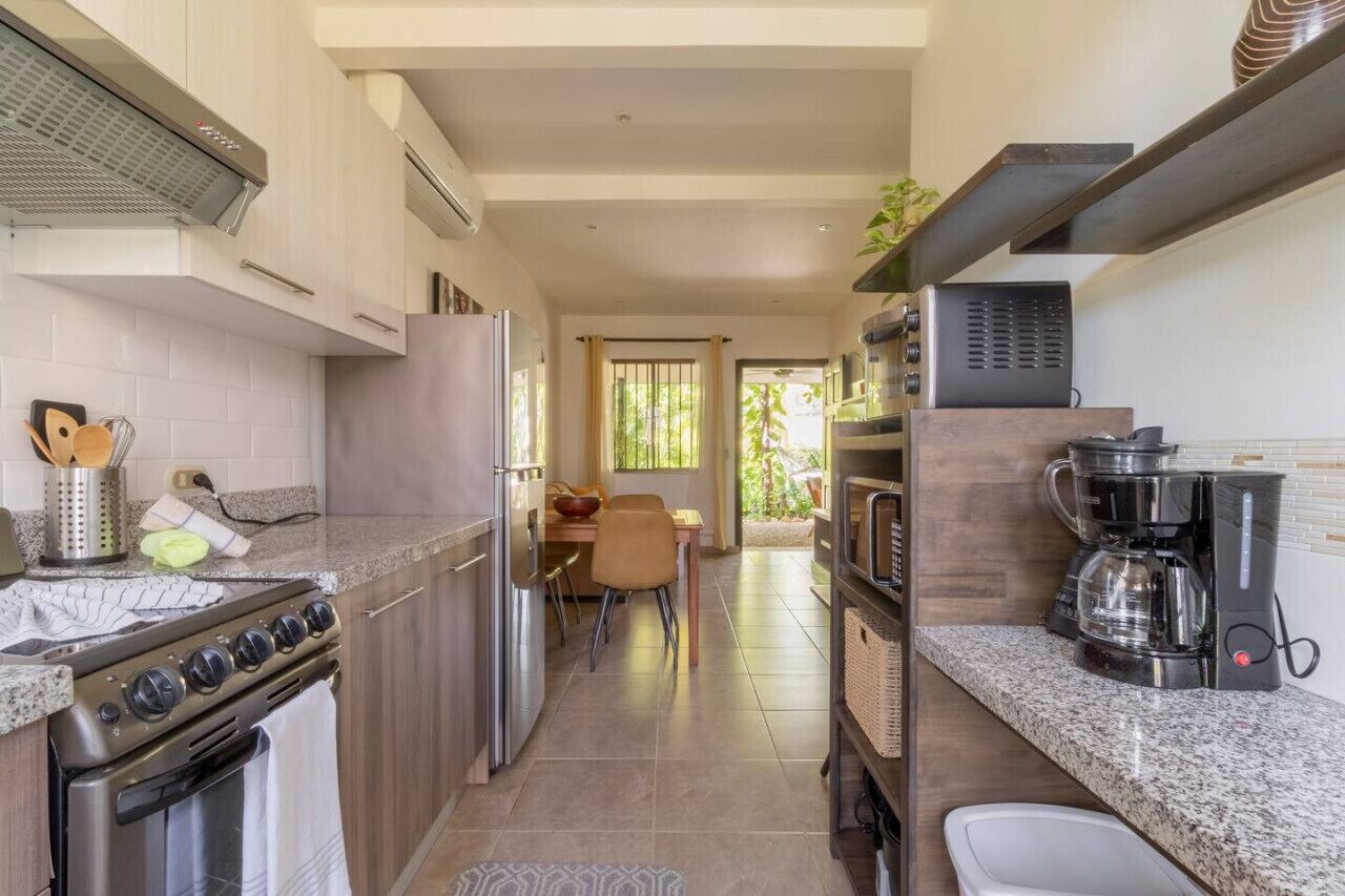 Køleskab, ovn, kogeplade, kaffe-/temaskine