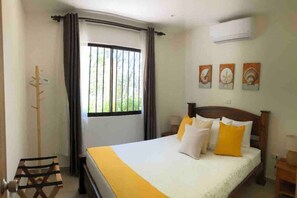 2 bedrooms, iron/ironing board, travel cot, free WiFi - Tamarindo 2BR Apt, Comfy, Business, Pool & Garden (Tamarindo)