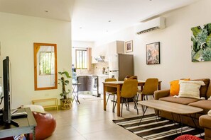 TV - Tamarindo 2BR Apt, Comfy, Business, Pool & Garden (Tamarindo)