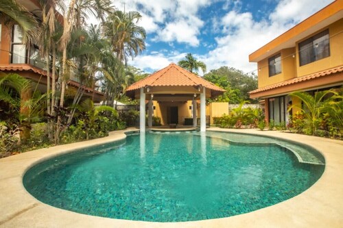 El Coco 2 Bedroom Deluxe Suite, Relaxing Pool and jacuzzi