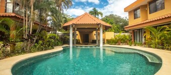 El Coco 2 Bedroom Deluxe Suite, Relaxing Pool and jacuzzi