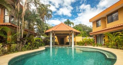 El Coco 2 Bedroom Deluxe Suite, Relaxing Pool and jacuzzi