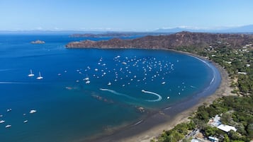 Ubicación cercana a la playa y toallas de playa