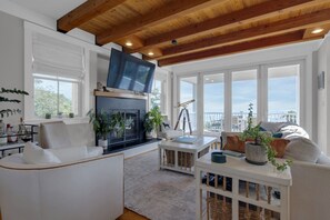 Smart TV, fireplace, books, stereo - STUNNING OCEAN VIEWS NEXT TO THE CLIFF HOUSE! New Listing, Premier Host! (York)