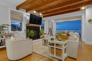 Interior - STUNNING OCEAN VIEWS NEXT TO THE CLIFF HOUSE! New Listing, Premier Host! (York)