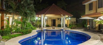 El Coco 2 Bedroom Family Suite, Relaxing Pool and jacuzzi