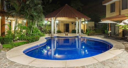 El Coco 2 Bedroom Family Suite, Relaxing Pool and jacuzzi