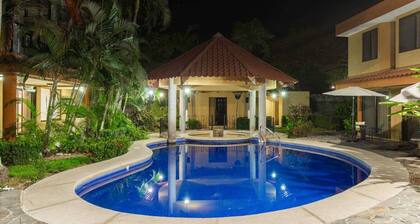 El Coco 2 Bedroom Deluxe Suite, Relaxing Pool and jacuzzi