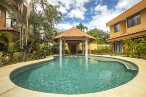 Outdoor pool - El Coco 2 Bedroom Deluxe Suite, Relaxing Pool and jacuzzi (El Coco)