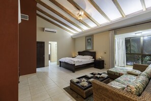 3 habitaciones, caja de seguridad en la habitación y escritorio 