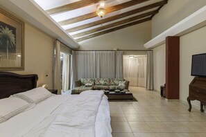 3 soverom, safe på rommet, skrivebord og strykejern/-brett