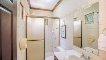 SĂšche-cheveux, serviettes fournies, savon, shampoing