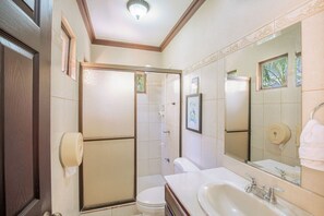 Sèche-cheveux, serviettes fournies, savon, shampoing