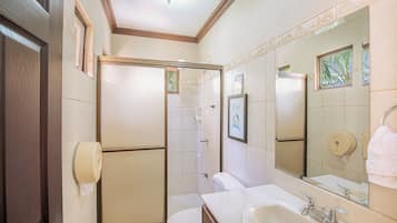 ヘアドライヤー、タオル、石鹸、シャンプー