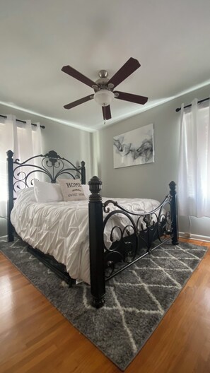 3 bedrooms, desk, iron/ironing board, travel crib