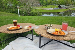 Cabana, várias camas, banheira de imersão, vista para a montanha | Vista do quarto