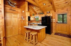 Cabana, várias camas, banheira de imersão, vista para a montanha | Cozinha privada | Cafeteira/chaleira