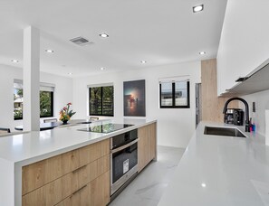 冷蔵庫、電子レンジ、オーブン、コンロ