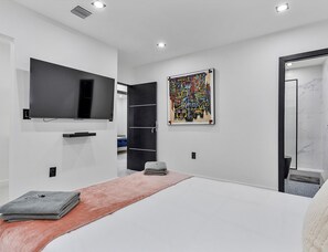 3 室のベッドルーム、アイロン / アイロン台、WiFi (無料)、ベ  ッドシーツ