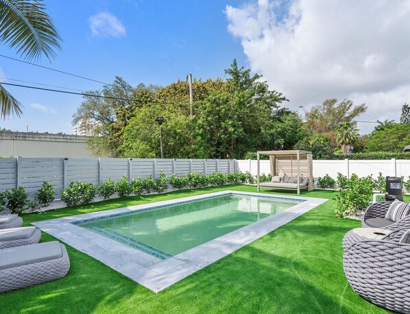 Pool - Chic & Modern Home w Pool, 3BR 7 guests (Miami)