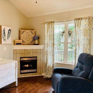 Casa, letti multipli, idromassaggio, vista città | Area soggiorno | Caminetto