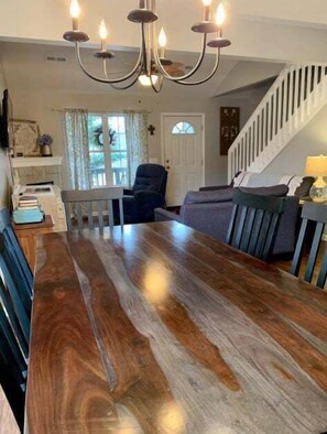 Casa, letti multipli, idromassaggio, vista città | Pasti in camera