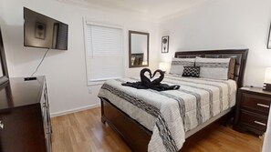 Ferienhaus, Mehrere Betten, Whirlpool, Gartenblick | 4 Schlafzimmer, individuell dekoriert, individuell eingerichtet