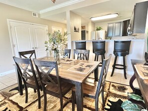 Condo, várias camas, banheira de imersão, vista para a montanha | Opções para refeição