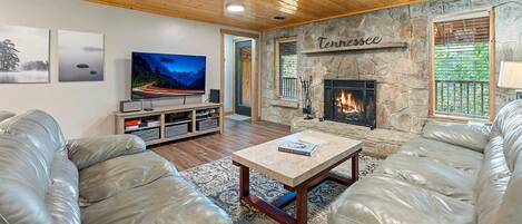 公寓客房, 庭院, 山景 | 起居區 | 壁爐