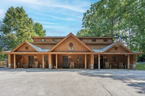 Exterior - Dolly's # 1 (Sevierville)