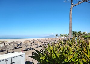 Plage, chaises longues, serviettes de plage