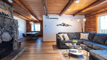 Een televisie, een open haard en boeken