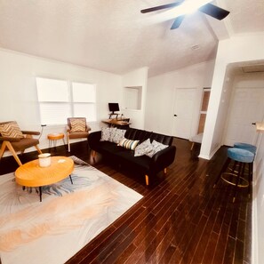 Smart TV, computer monitors - The Burnett | Grant Park House (Atlanta)