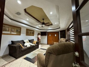 Living area - HERMOSO HOGAR PARA SU ESTANCIA !! (Mission)