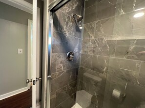 Dusche, Handtücher, Shampoo