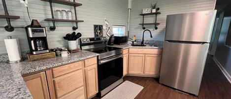 Een koelkast, een microgolfoven, een oven, een kookplaat