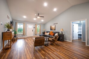 Smart TV - Red River Gorge, Hollerwood Stays! High Speed Wi-Fi, Pet-Friendly! New Home! (Clay City)