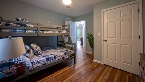 3 bedrooms, iron/ironing board, WiFi, bed sheets - Red River Gorge, Hollerwood Stays! High Speed Wi-Fi, Pet-Friendly! New Home! (Clay City)