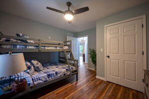 3 habitaciones, tabla de planchar con plancha, wifi y ropa de cama 