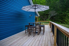 Outdoor dining - Red River Gorge, Hollerwood Stays! High Speed Wi-Fi, Pet-Friendly! New Home! (Clay City)