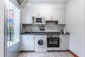Refrigerador, microondas, horno y cafetera y tetera