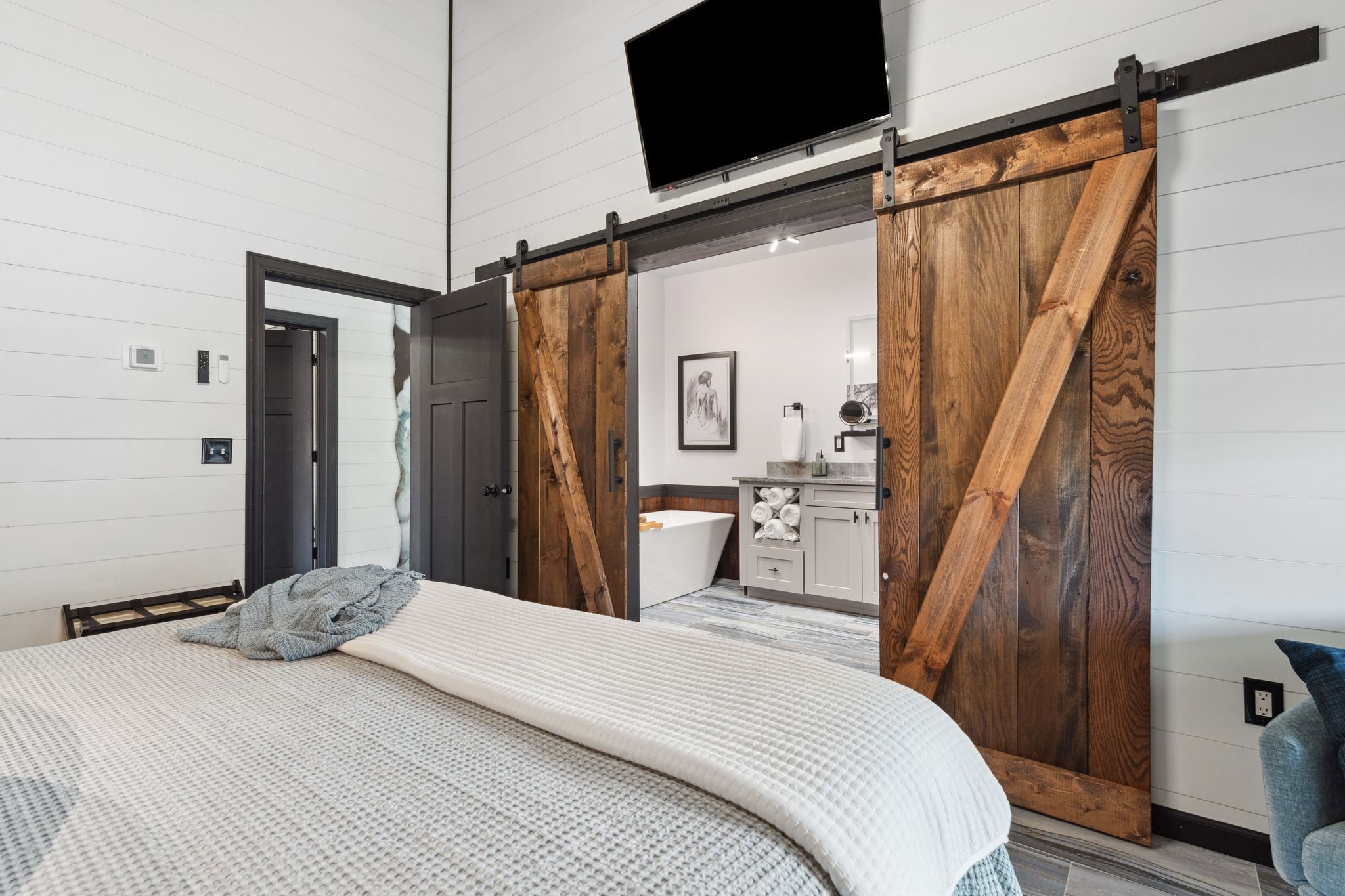 3 quartos, ferros/tábuas de passar roupa, Wi-Fi, roupa de cama